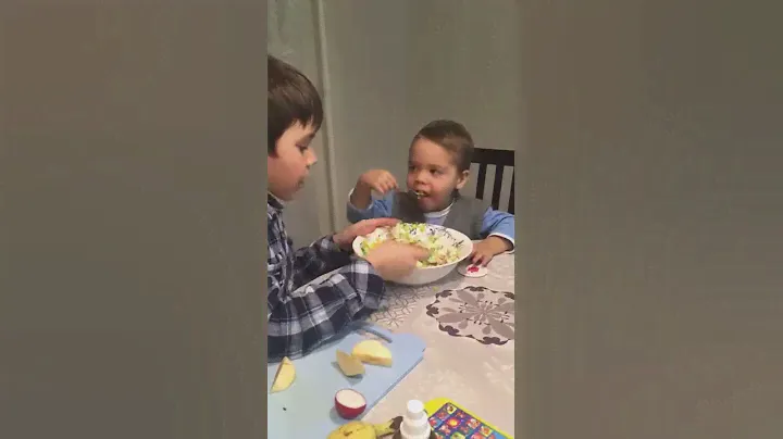 Ринат и Даня кушают салат(1)
